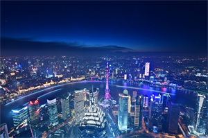 具备广泛的国际视野和深度的综合能力是必不可少的